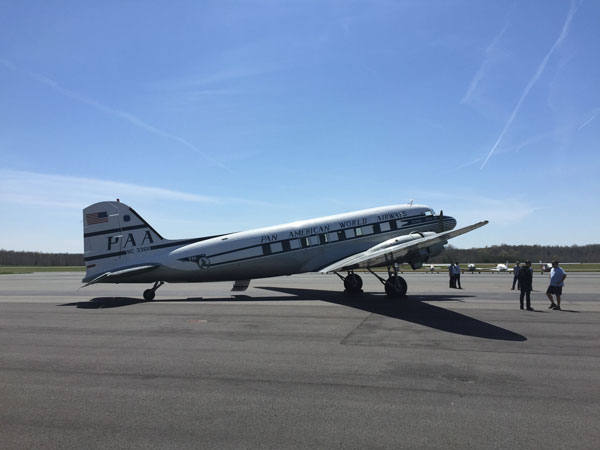 Tabitha May medium vu plane on ground